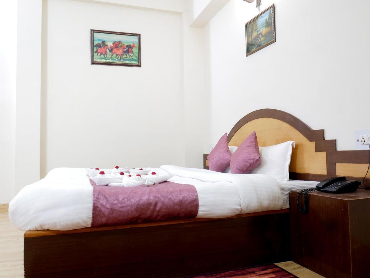 New Ambika International Hotel Manali  Bagian luar foto