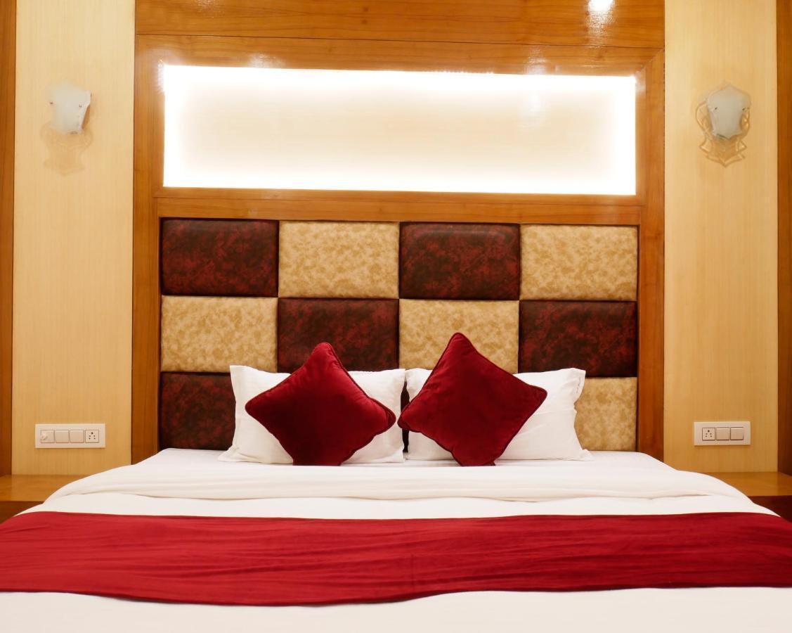 New Ambika International Hotel Manali  Bagian luar foto